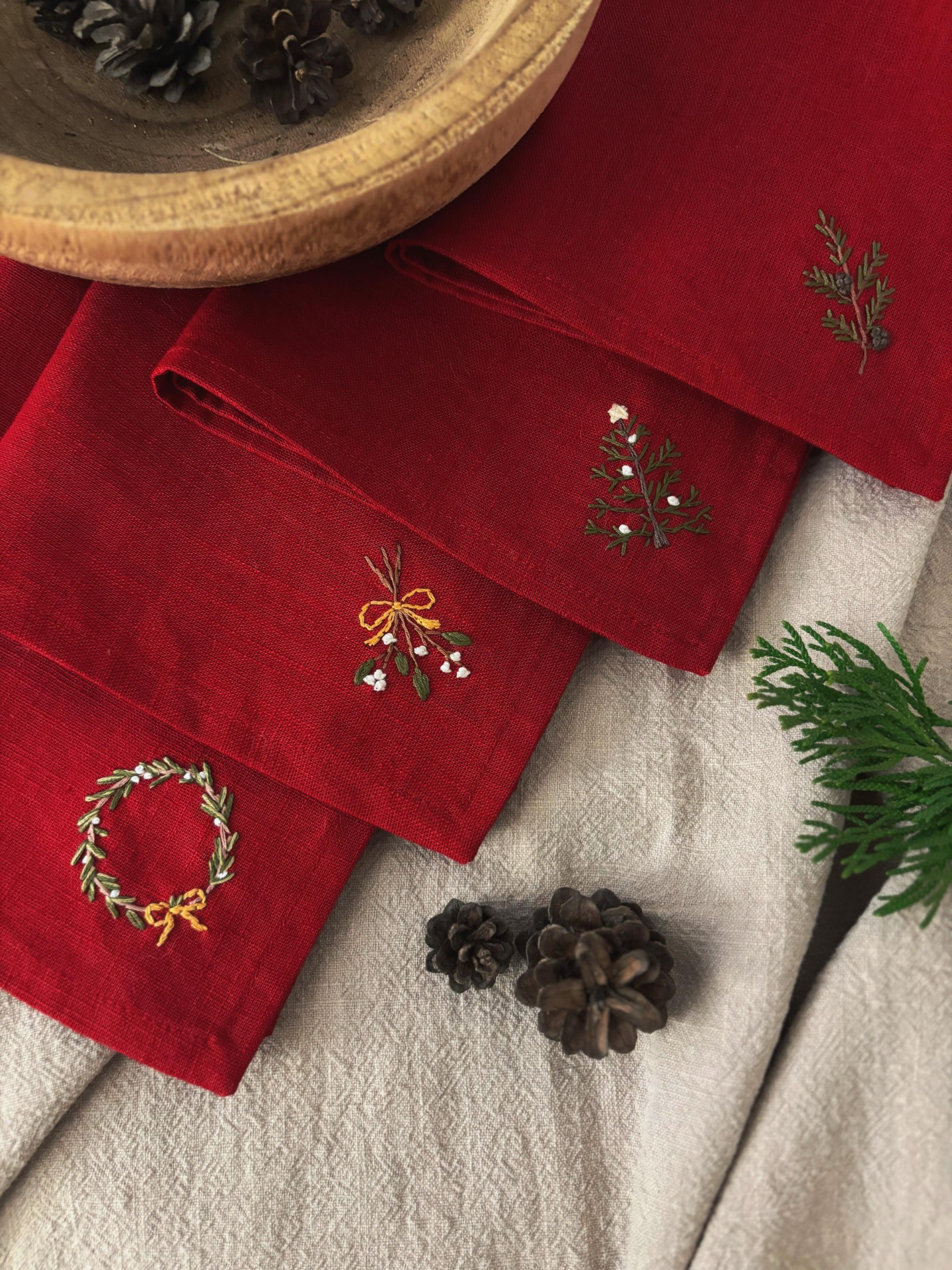 Lněné červené vánoční prostírání
