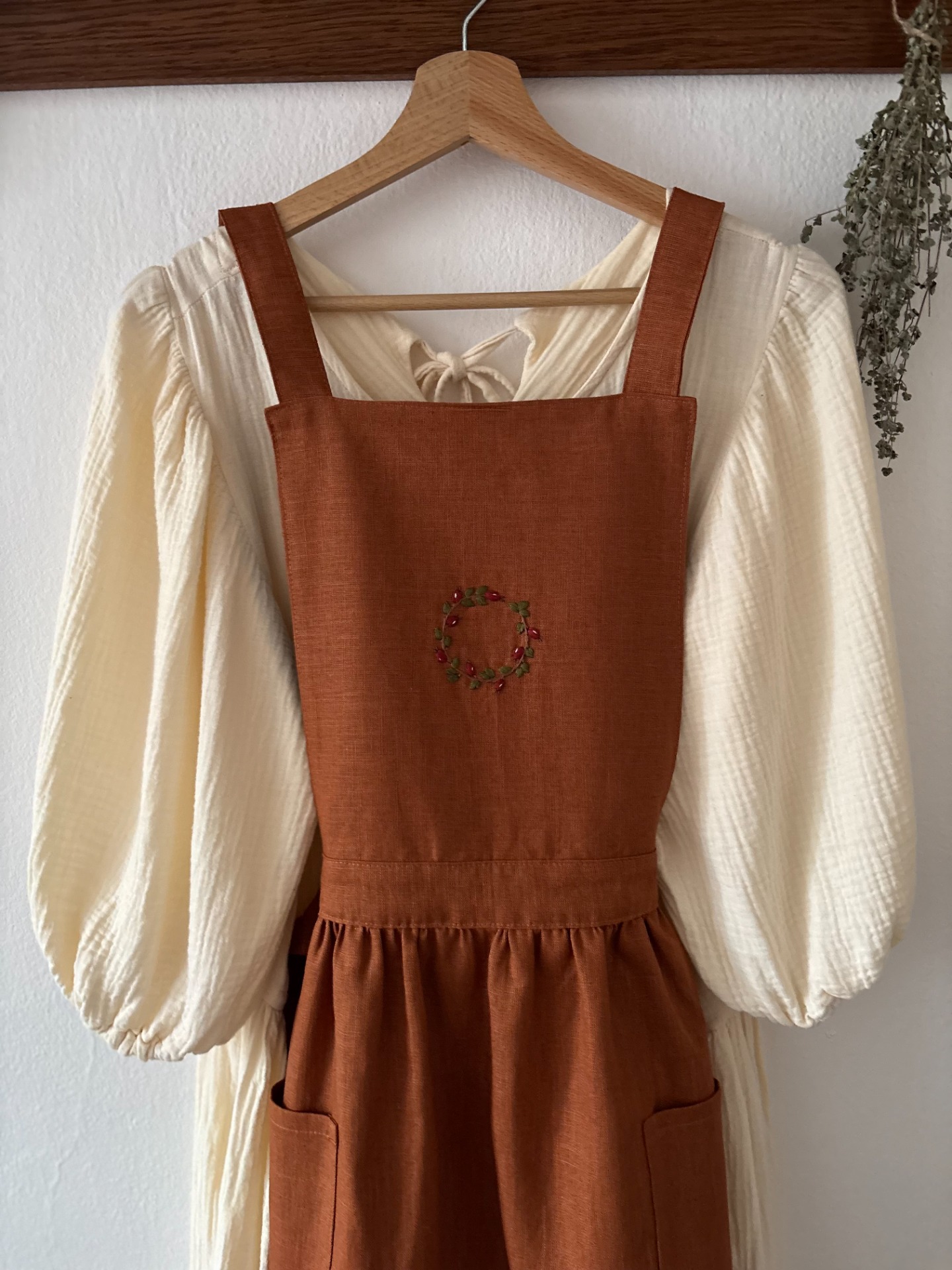 Ručně vyšívaná zástěra