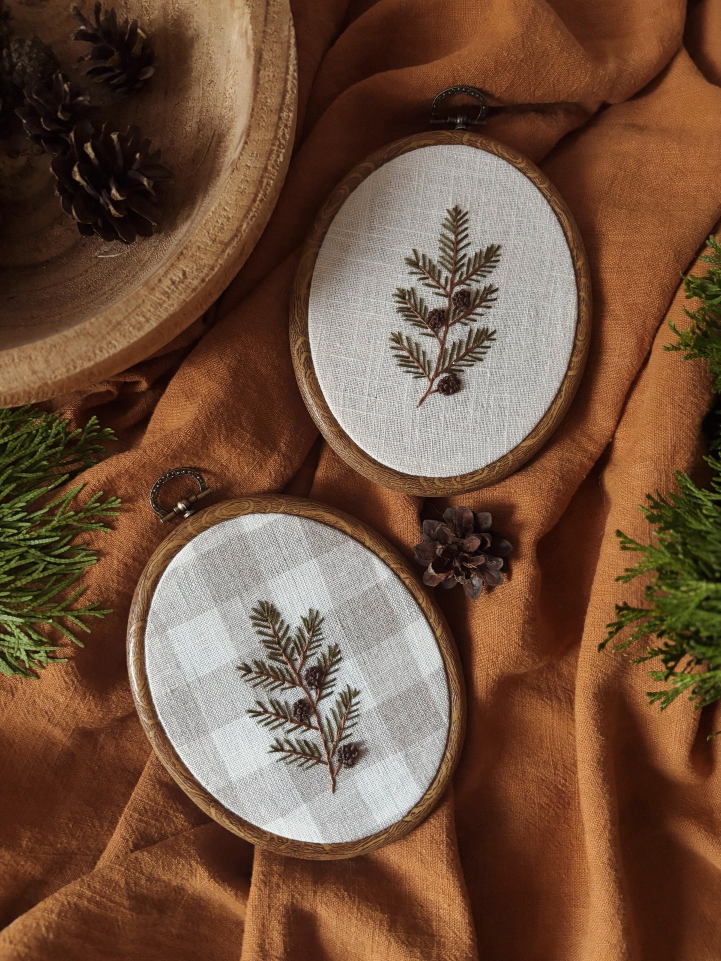 Ručně vyšívané vánoční ozdoby