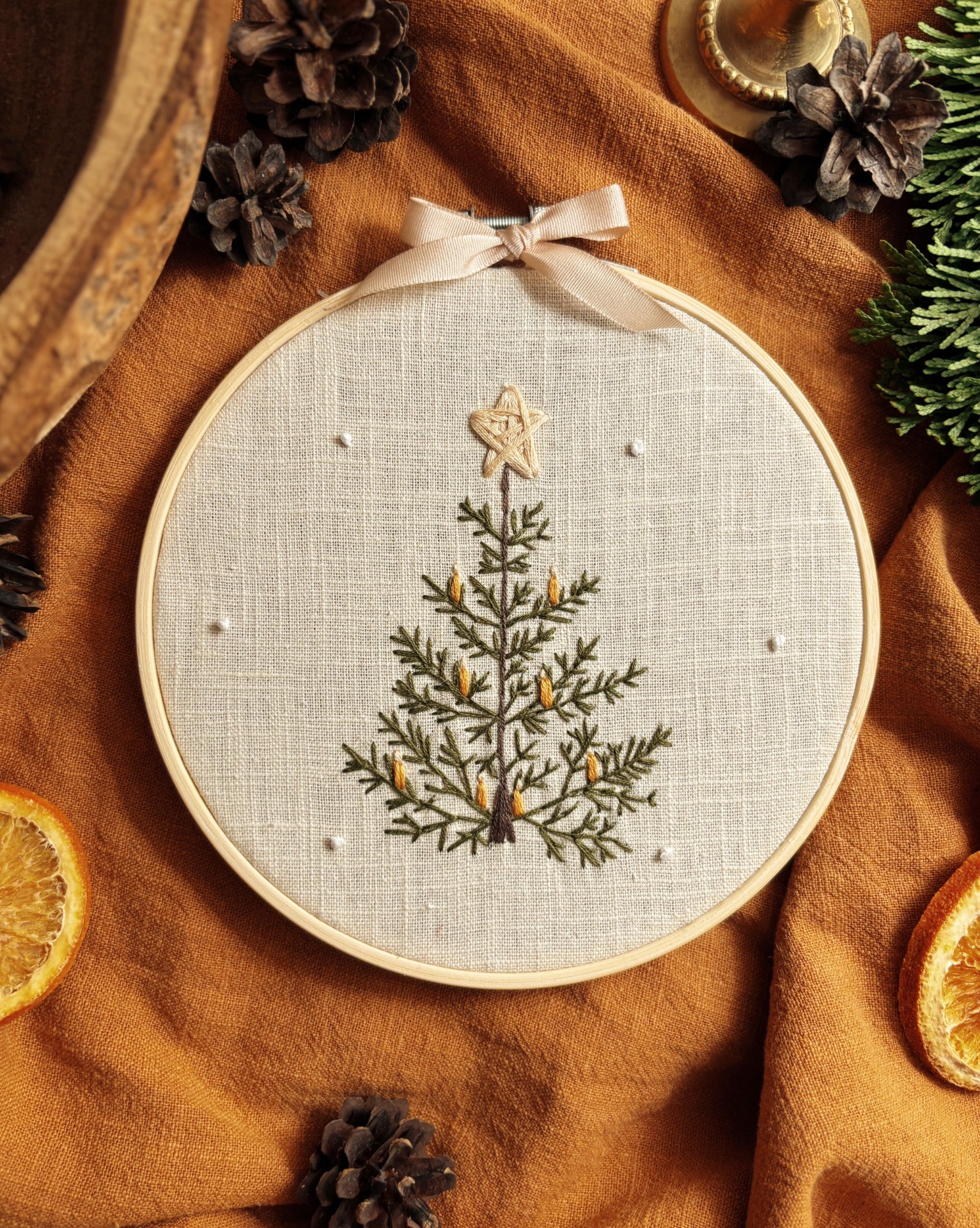 Ručně vyšívaný vánoční stromeček se svíčkami