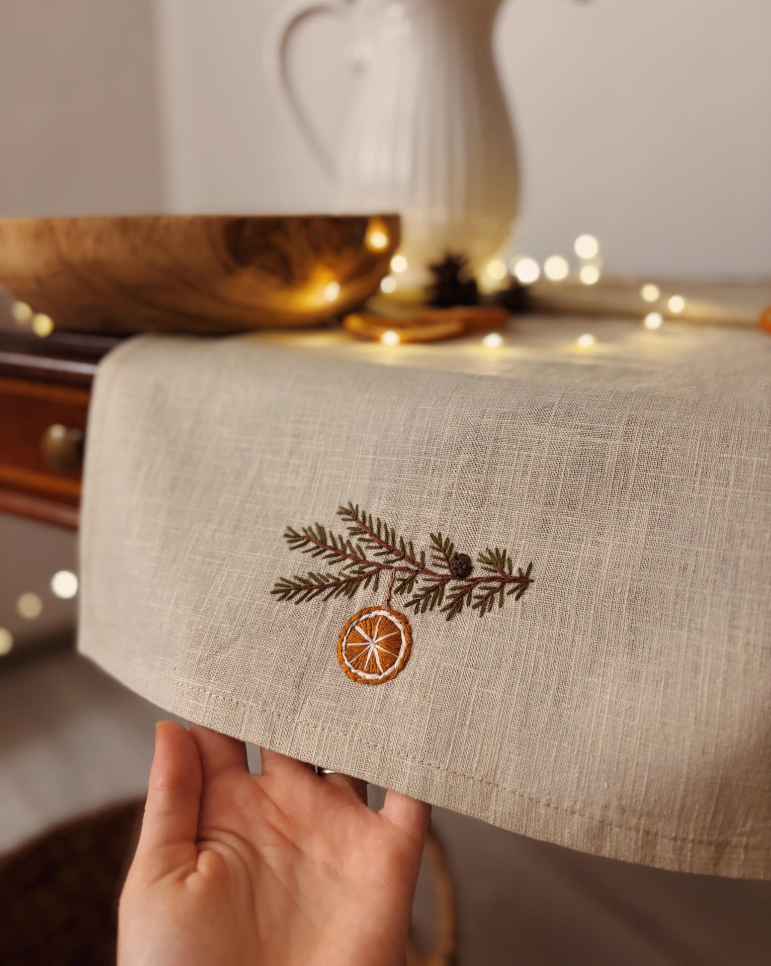 Lněný vánoční běhoun s větvičkou