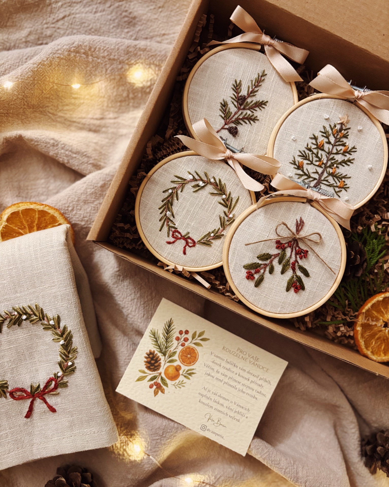 Ručně vyšívané vánoční ozdoby