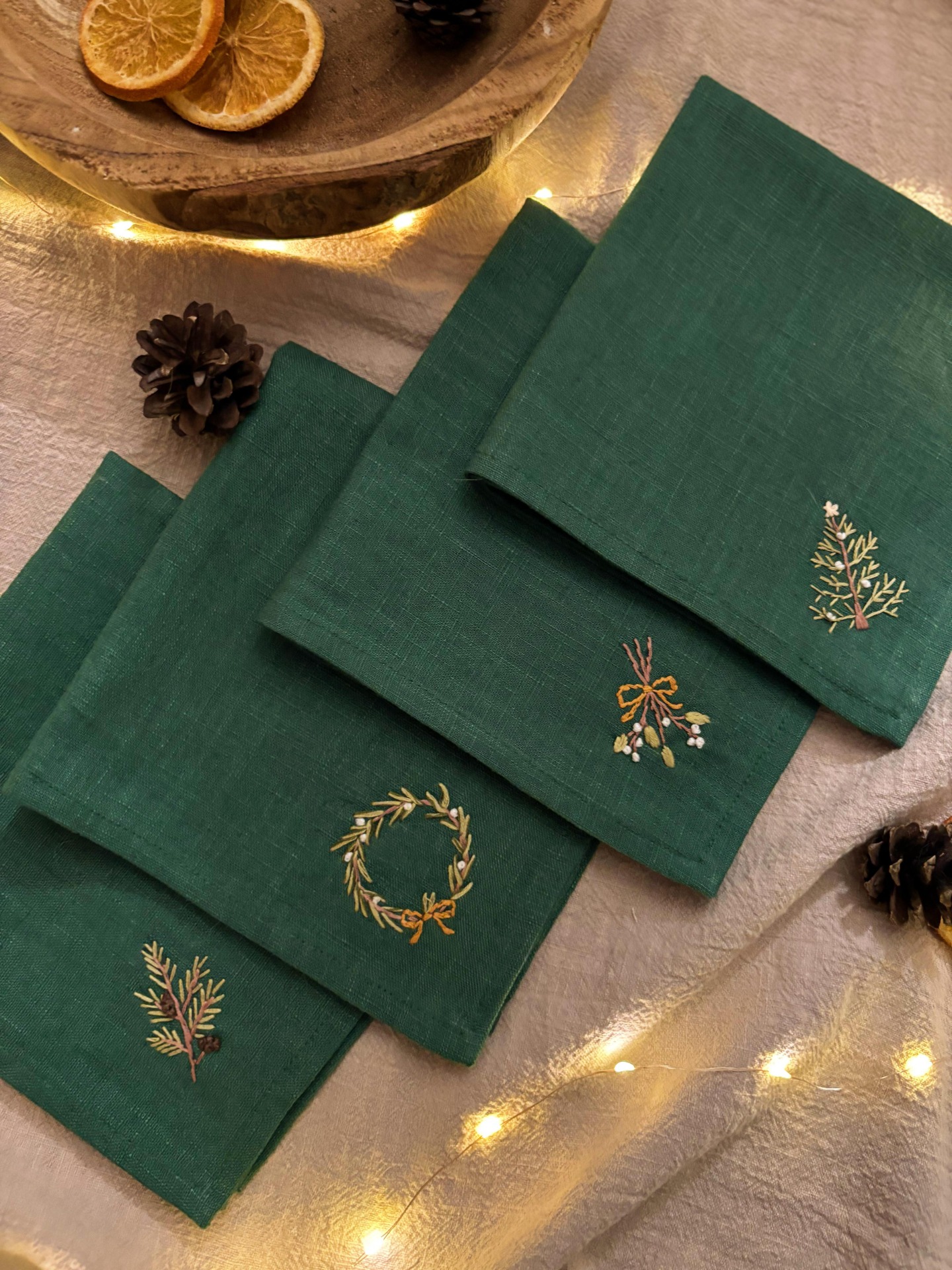 Ručně vyšívané vánoční zelené ubrousky