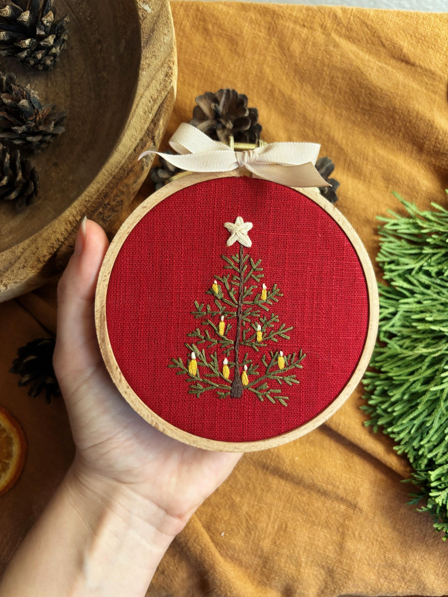 Ručně vyšívaný vánoční stromeček