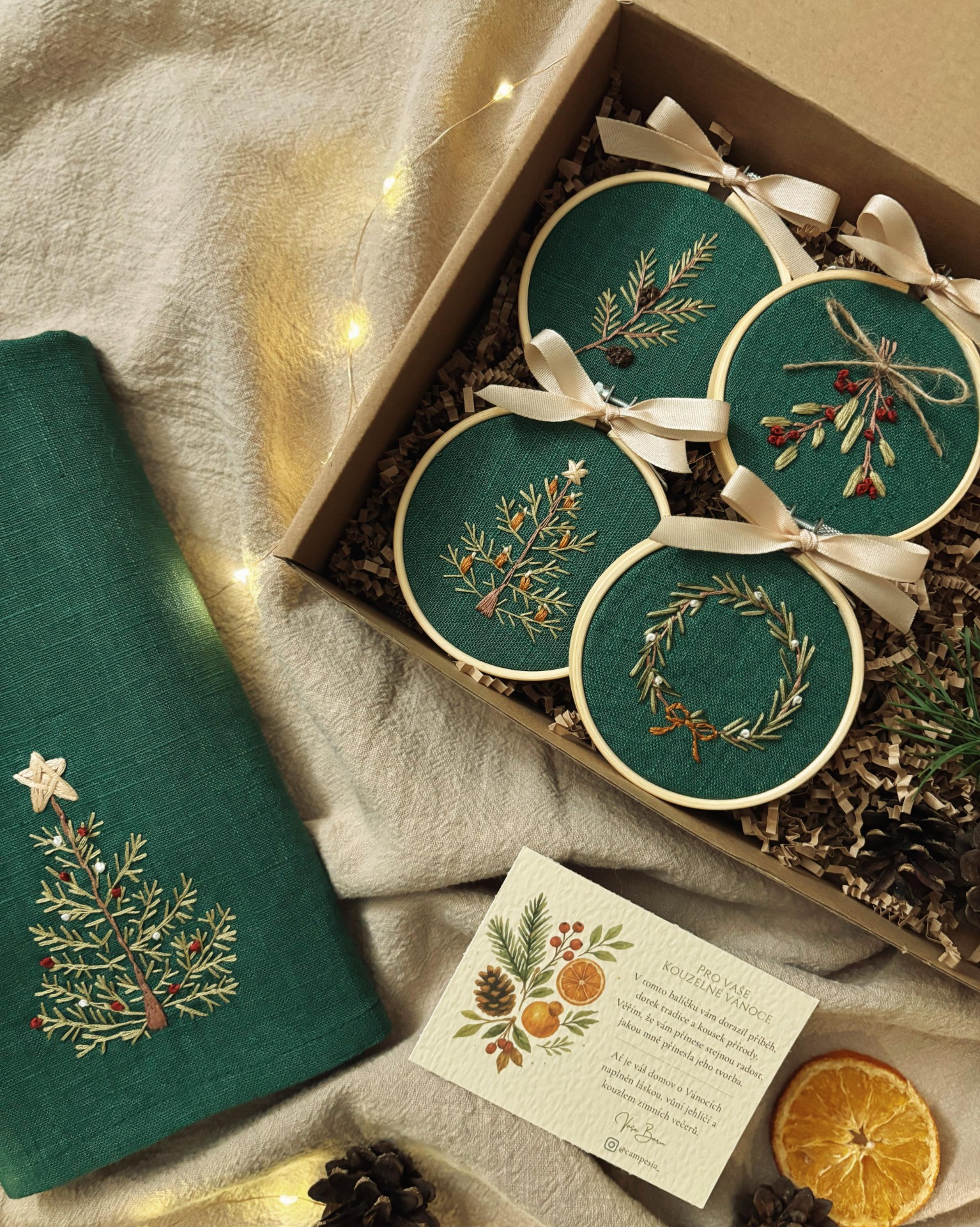 Zelené vánoční ozdoby