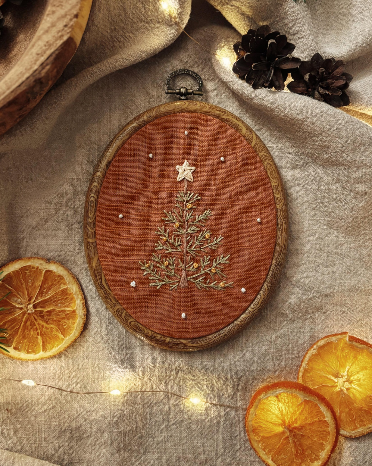 Hnědá vánoční ozdoba k zavěšení