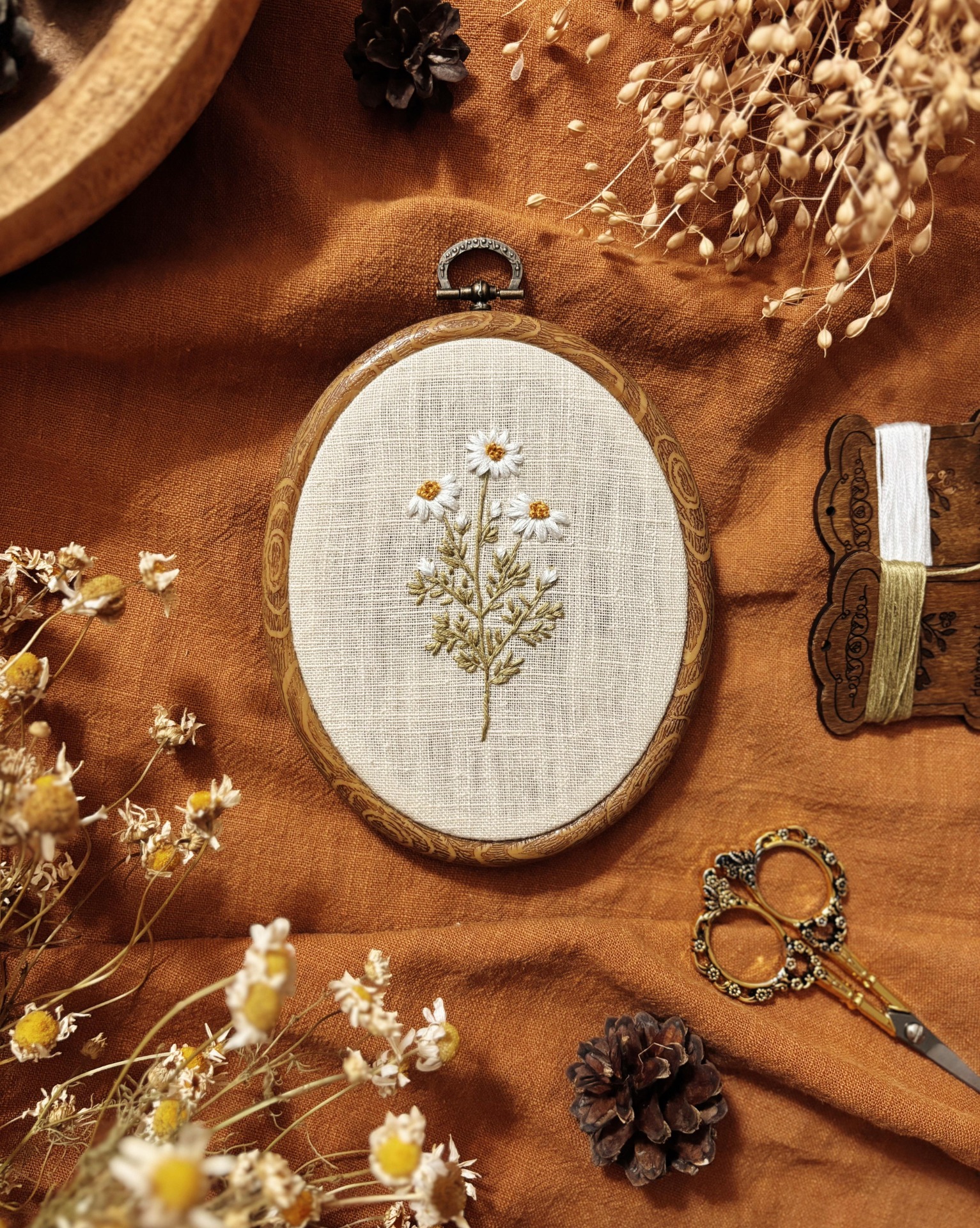 Ručně vyšívaná vintage ozdoba