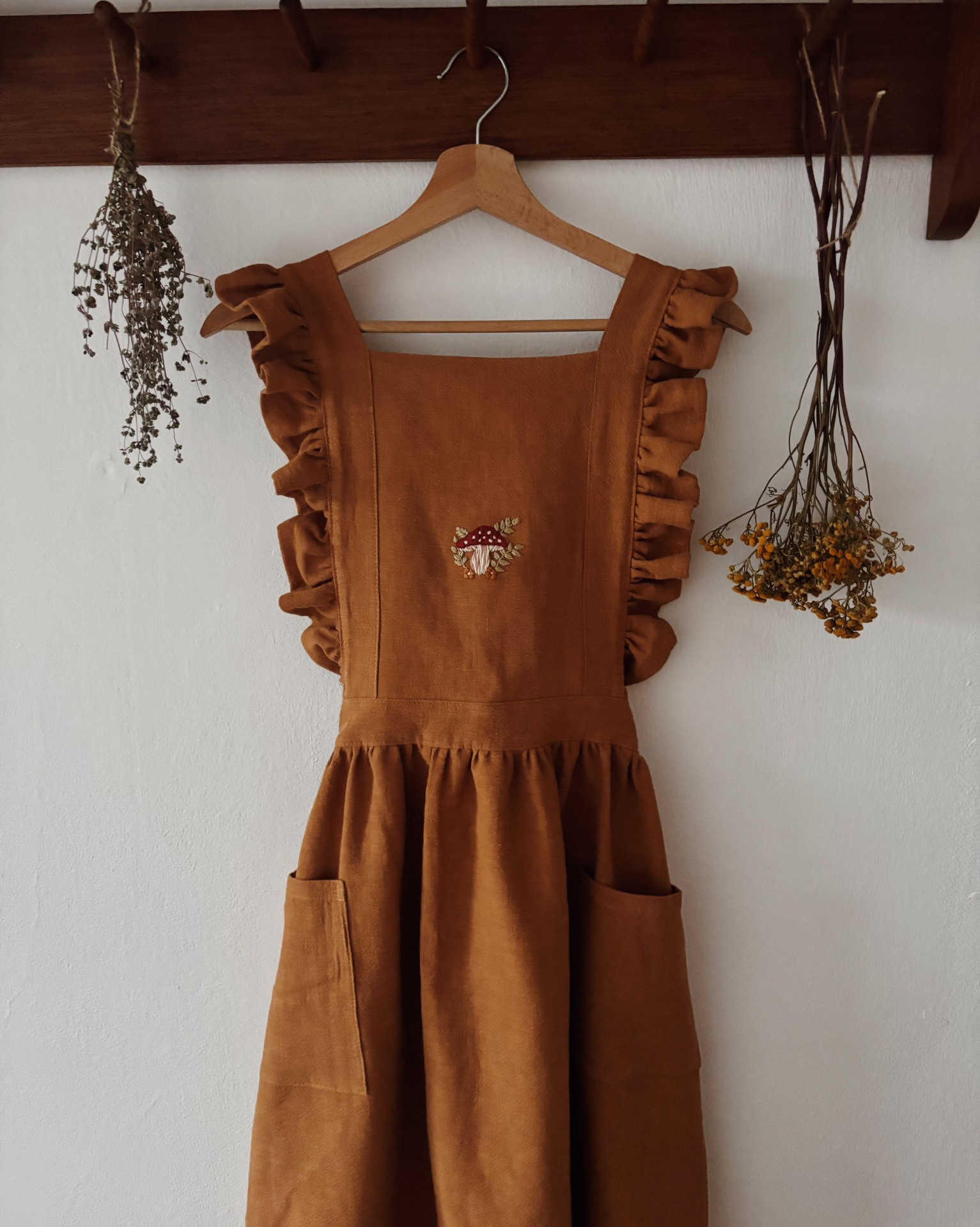 Lněná zástěra s volánky