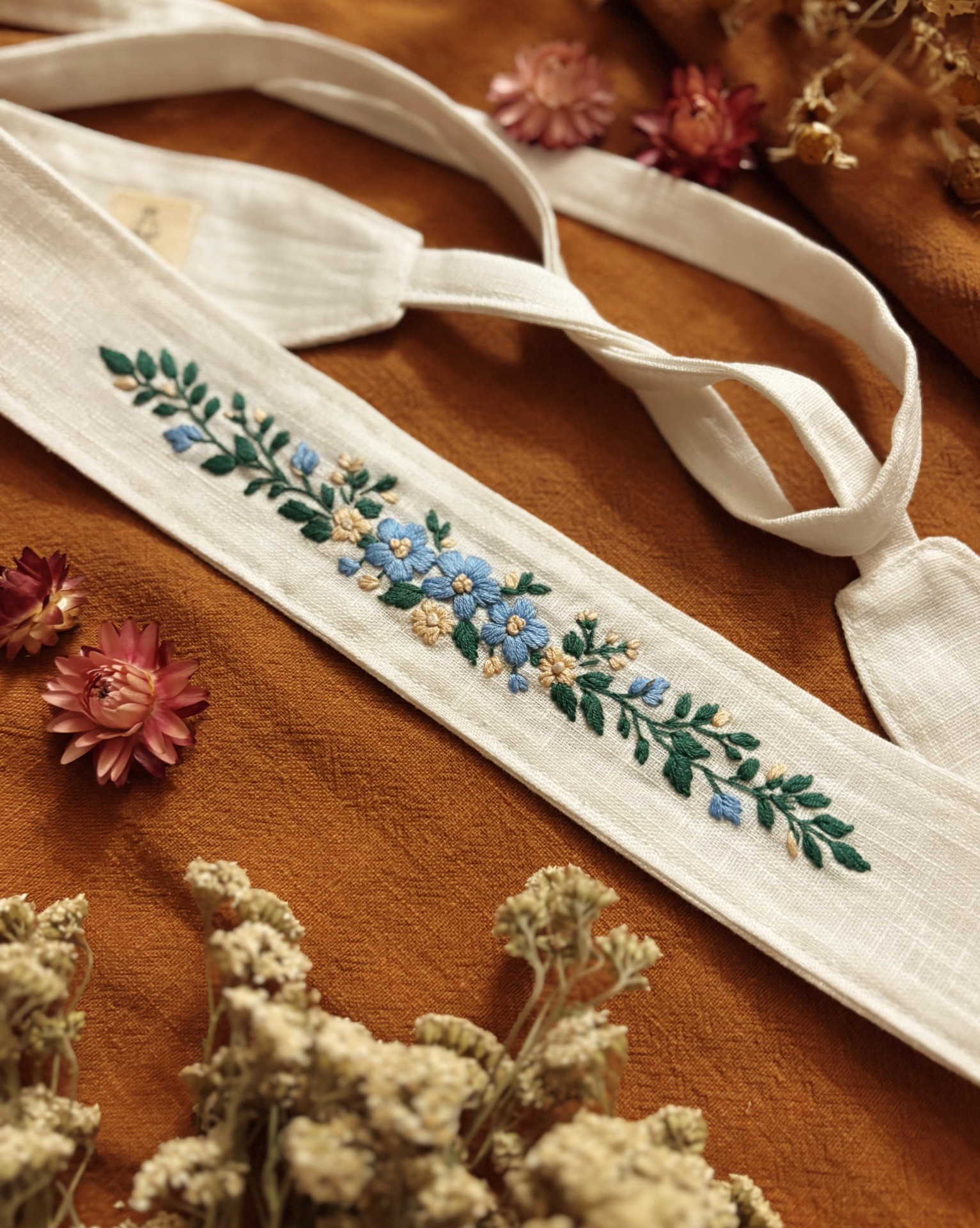 Svatební opasek s modrými kvítky