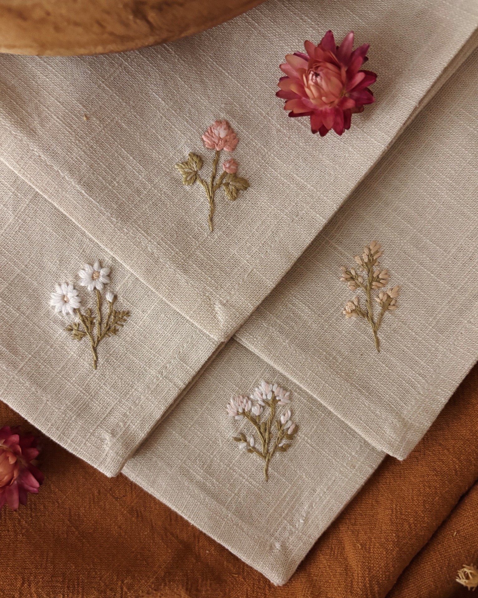 Prostírání s lučními květinami