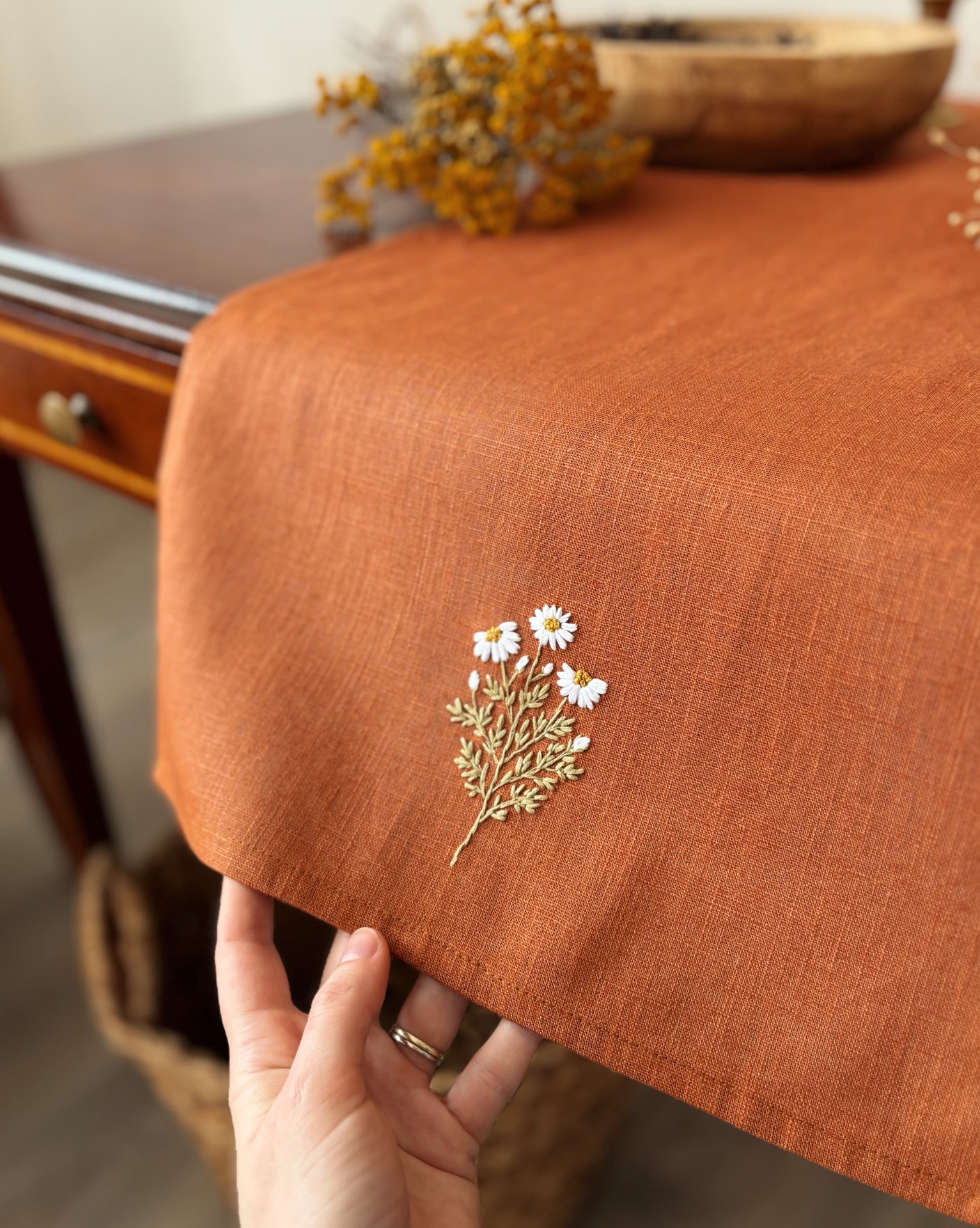 Lněný běhoun na stůl s heřmánkem