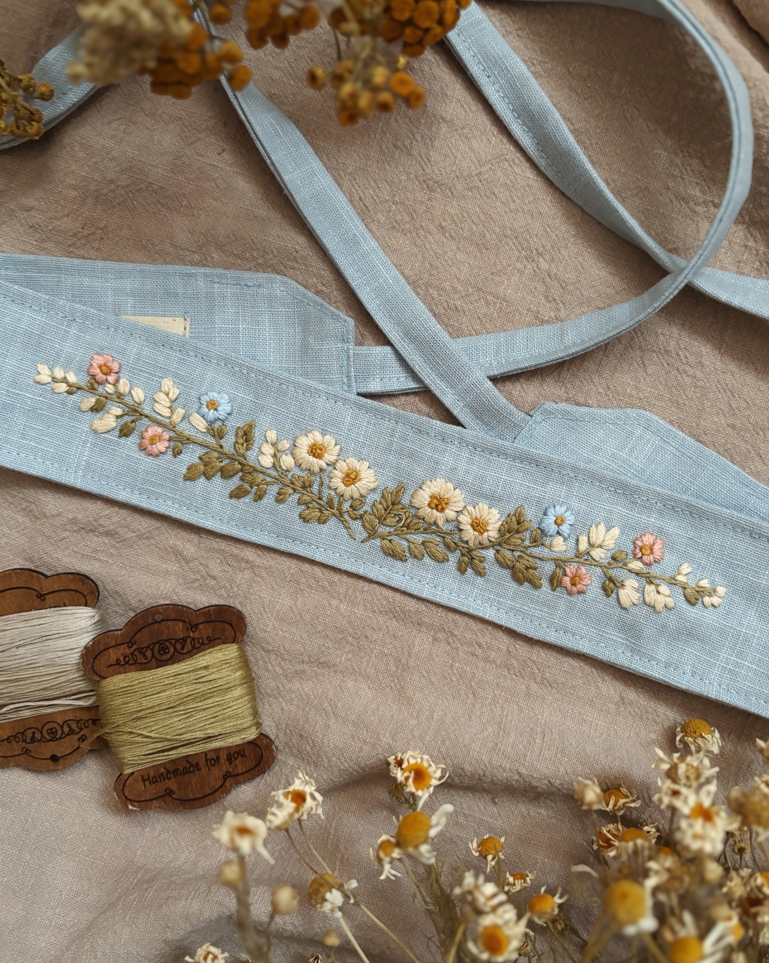 Ručně vyšívaný svatební opasek